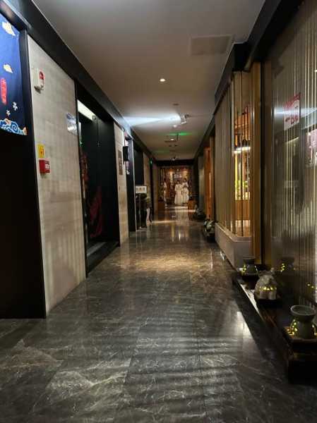 前天去兰州足疗会所店,这家店的风格,真让人眼前一亮