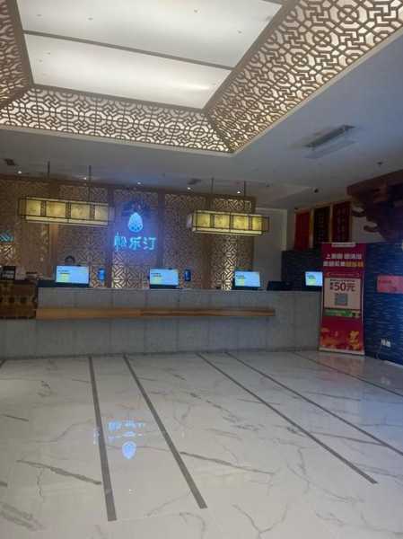 前天去昆明洗浴会所店,这家店的风格,真让人眼前一亮