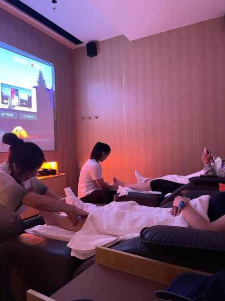 前天去成都足疗会所店,这家店的风格,真让人眼前一亮
